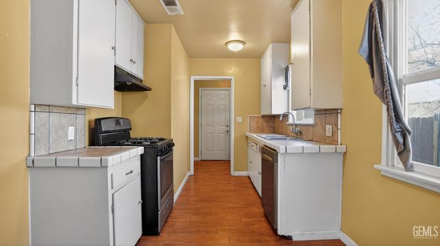 906 2nd Street, Bakersfield, CA 93304