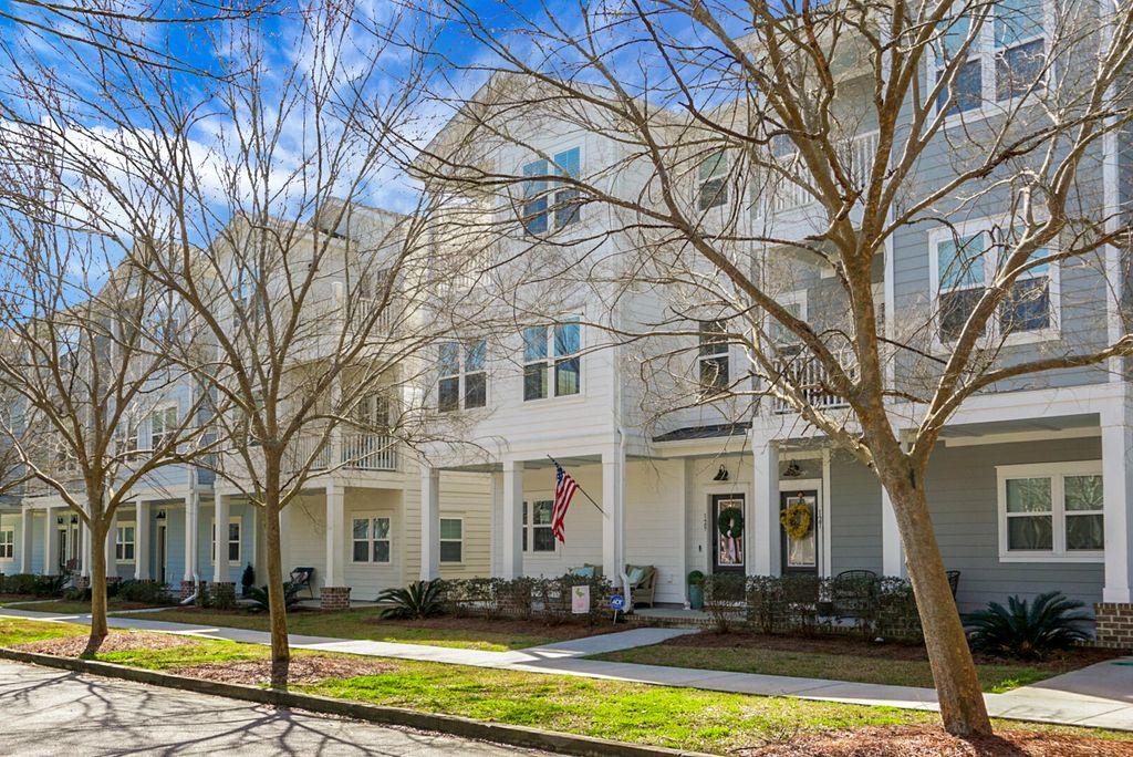 Image 2 of property listing at 129 Sabal Court, Summerville, SC 29483