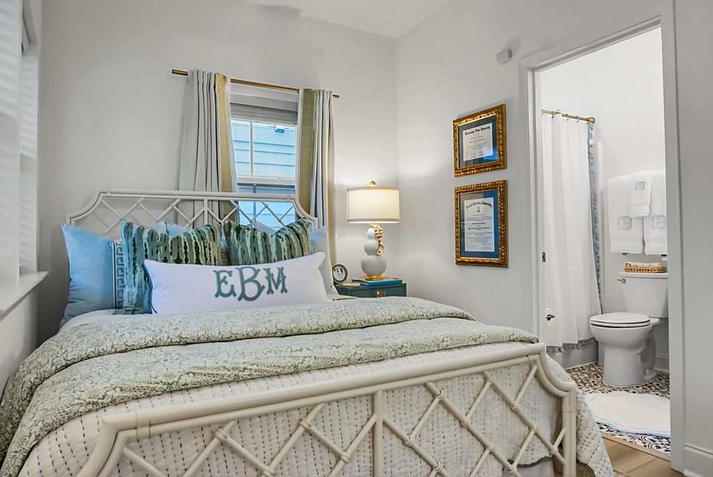 Image 9 of property listing at 129 Sabal Court, Summerville, SC 29483