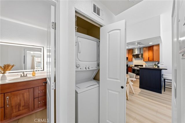 99 Huntington, Irvine, CA 92620