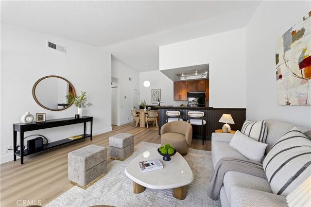 99 Huntington, Irvine, CA 92620