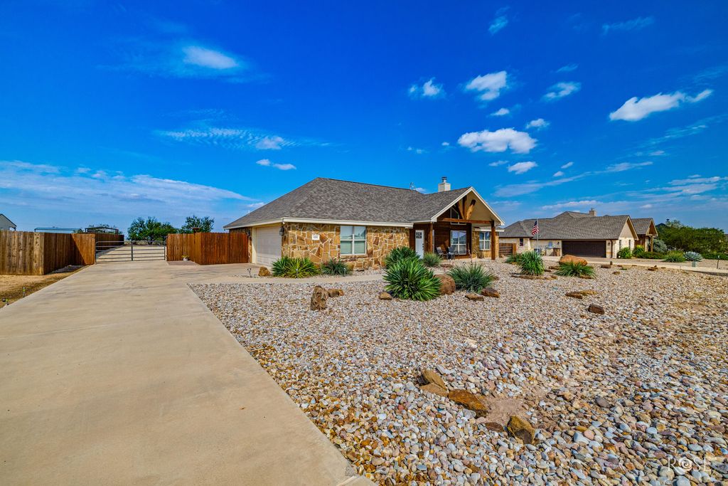 Image 5 of property listing at 5292 Grey Wolf Lane, San Angelo, TX 76901