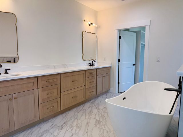 766 E Long Bay Dr, Inman, SC 29349