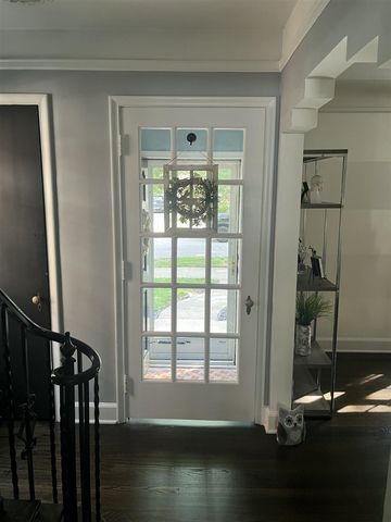 456 Manor Street, Grosse Pointe Farms, MI 48236