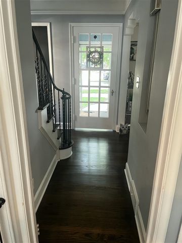 456 Manor Street, Grosse Pointe Farms, MI 48236
