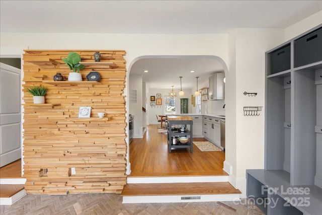 5712 Oak Drive, Charlotte, NC 28216