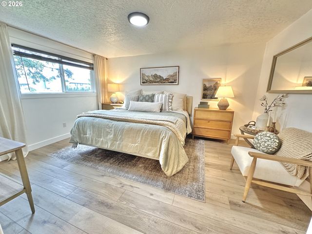 19251 CENTRAL POINT Rd, Oregon City, OR 97045