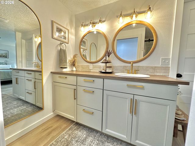 19251 CENTRAL POINT Rd, Oregon City, OR 97045