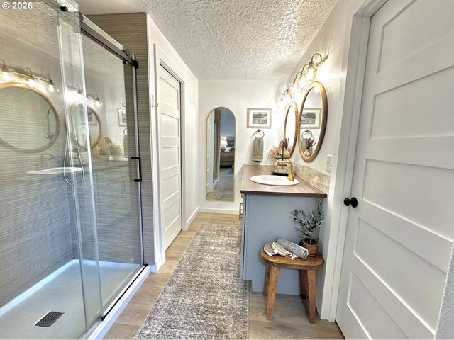 19251 CENTRAL POINT Rd, Oregon City, OR 97045