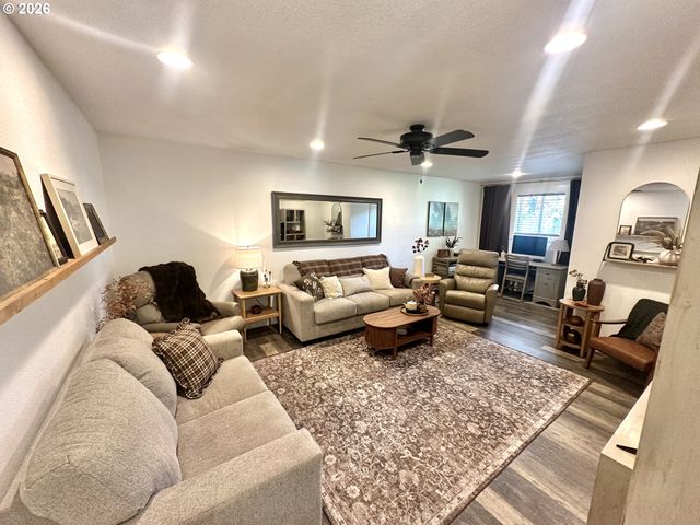 19251 CENTRAL POINT Rd, Oregon City, OR 97045