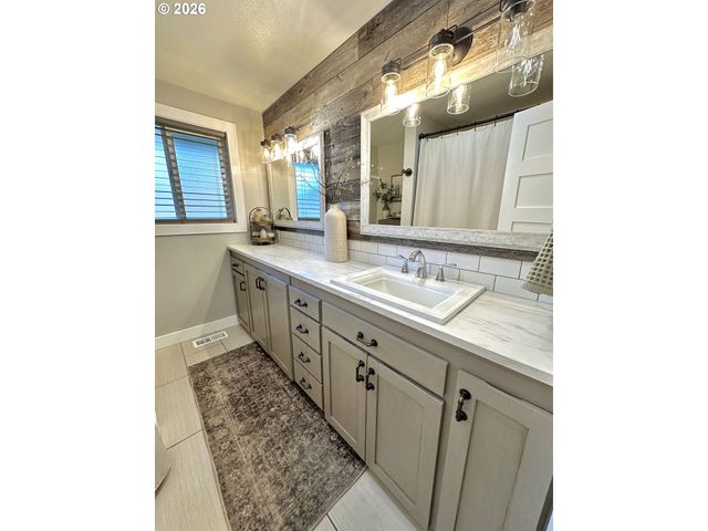 19251 CENTRAL POINT Rd, Oregon City, OR 97045