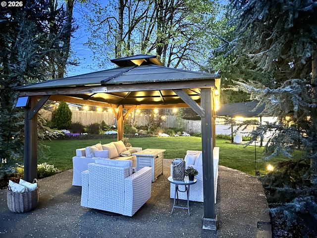 19251 CENTRAL POINT Rd, Oregon City, OR 97045