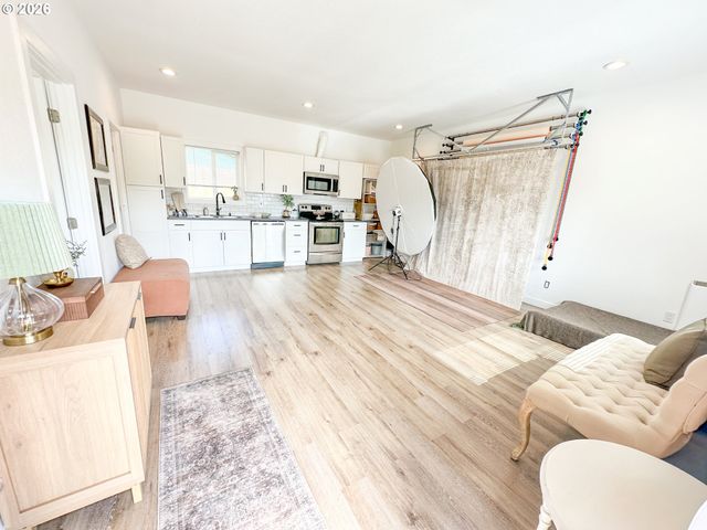 19251 CENTRAL POINT Rd, Oregon City, OR 97045