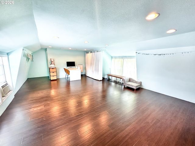 19251 CENTRAL POINT Rd, Oregon City, OR 97045