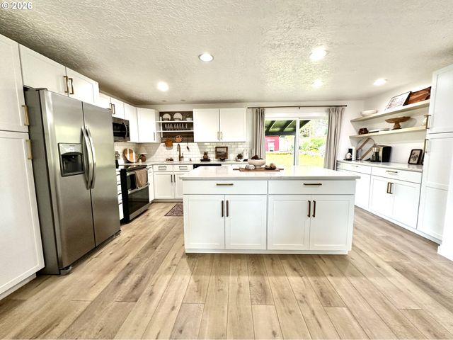 19251 CENTRAL POINT Rd, Oregon City, OR 97045