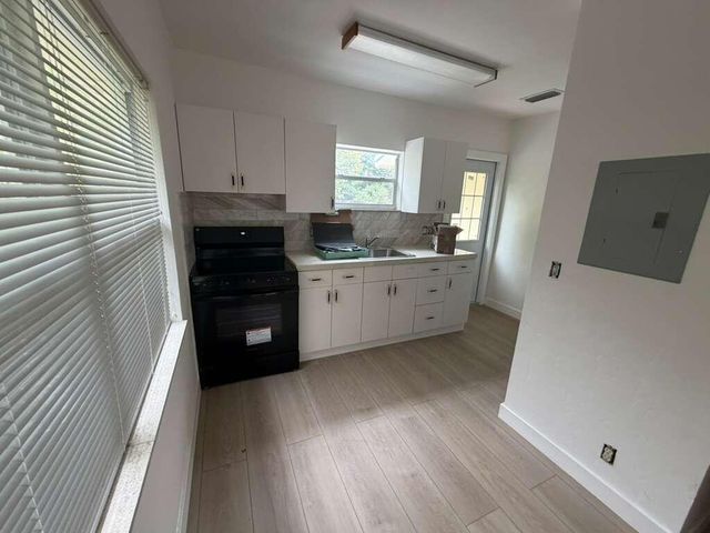 135 SE 4th Street, Hallandale Beach, FL 33009