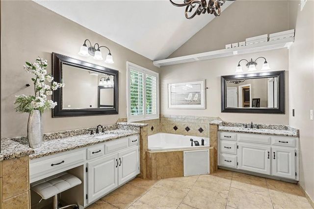 11579 S Skyview Lane, Olathe, KS 66061