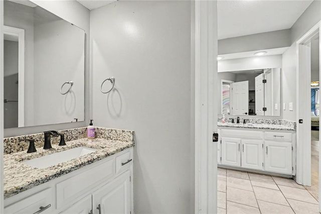11579 S Skyview Lane, Olathe, KS 66061