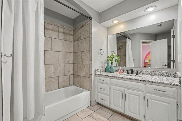 11579 S Skyview Lane, Olathe, KS 66061