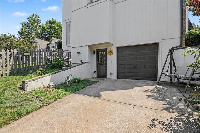 11579 S Skyview Lane, Olathe, KS 66061