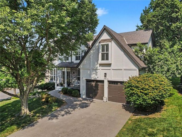 11579 S Skyview Lane, Olathe, KS 66061