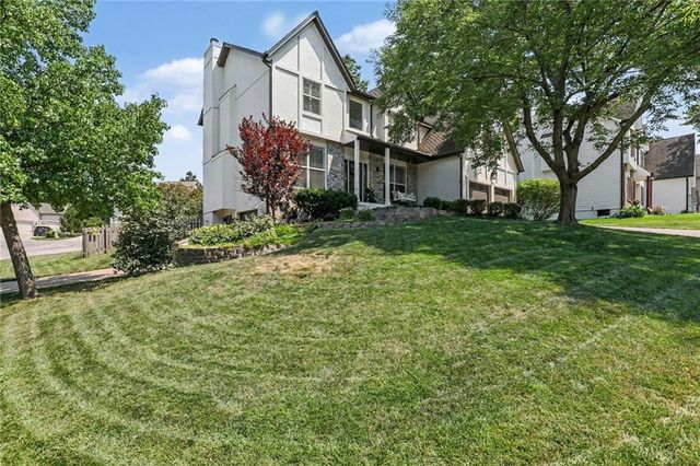 11579 S Skyview Lane, Olathe, KS 66061