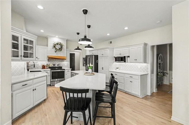 11579 S Skyview Lane, Olathe, KS 66061