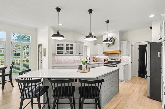 11579 S Skyview Lane, Olathe, KS 66061