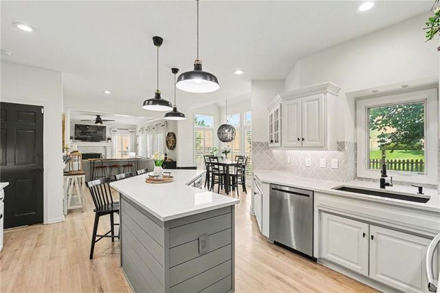 11579 S Skyview Lane, Olathe, KS 66061
