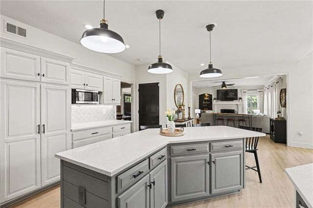 11579 S Skyview Lane, Olathe, KS 66061