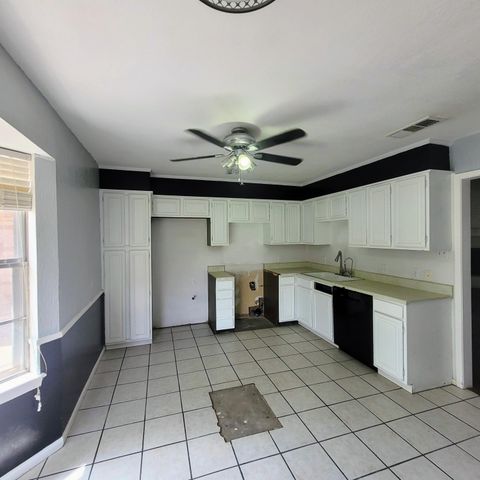 104 Holly Circle, Levelland, TX 79336