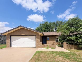104 Holly Circle, Levelland, TX 79336