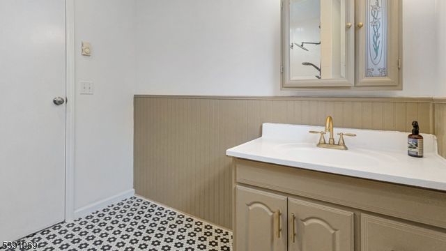 9 Greenwich Dr, High Bridge Boro, NJ 08829