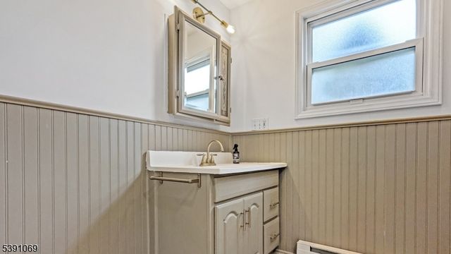 9 Greenwich Dr, High Bridge Boro, NJ 08829