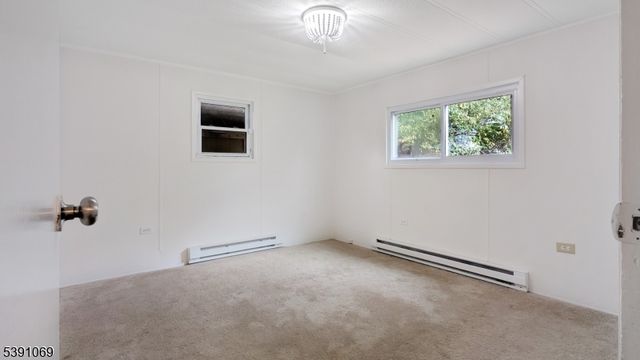 9 Greenwich Dr, High Bridge Boro, NJ 08829