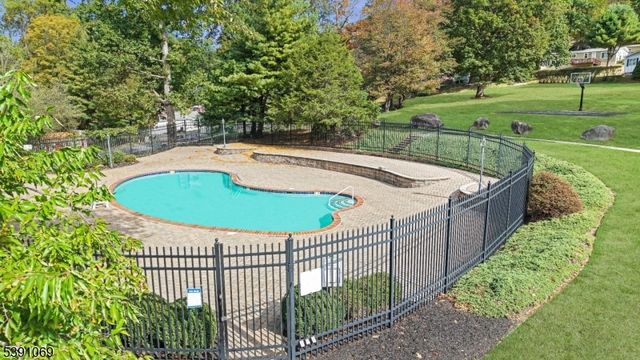 9 Greenwich Dr, High Bridge Boro, NJ 08829