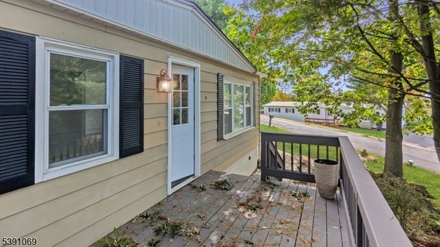 9 Greenwich Dr, High Bridge Boro, NJ 08829