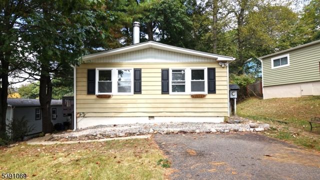 9 Greenwich Dr, High Bridge Boro, NJ 08829