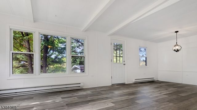 9 Greenwich Dr, High Bridge Boro, NJ 08829