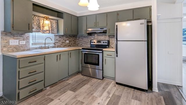 9 Greenwich Dr, High Bridge Boro, NJ 08829