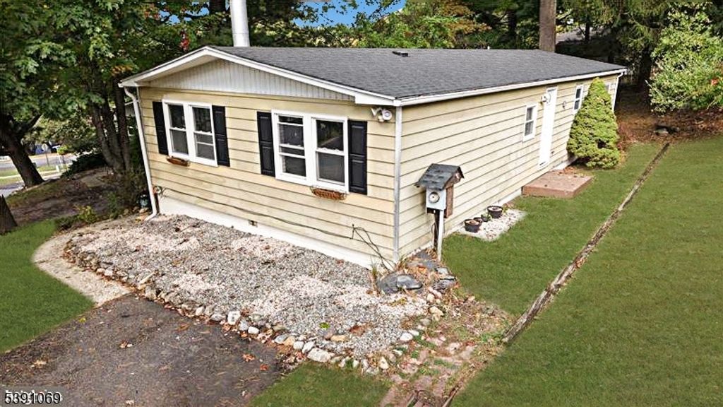 9 Greenwich Dr, High Bridge Boro, NJ 08829