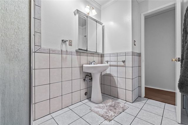 30 Camelback N, Carson, CA 90745