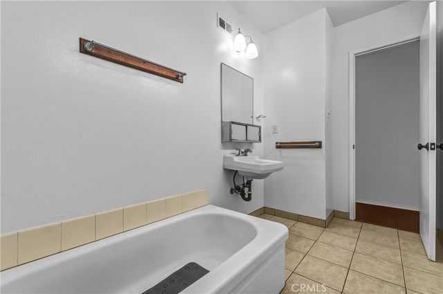 30 Camelback N, Carson, CA 90745