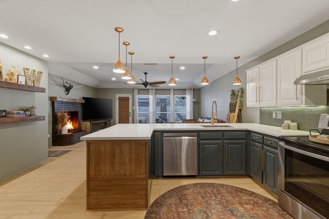 945 Lake Ridge Drive, Azle, TX 76020