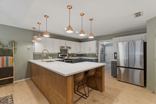 945 Lake Ridge Drive, Azle, TX 76020