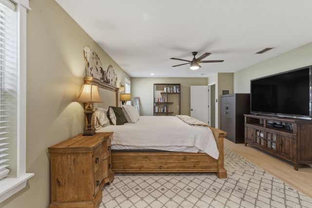 945 Lake Ridge Drive, Azle, TX 76020