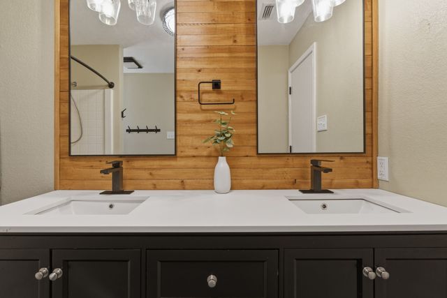 945 Lake Ridge Drive, Azle, TX 76020