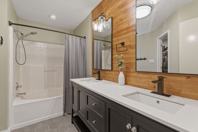 945 Lake Ridge Drive, Azle, TX 76020