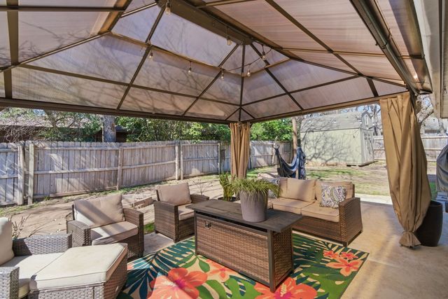 945 Lake Ridge Drive, Azle, TX 76020