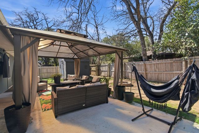 945 Lake Ridge Drive, Azle, TX 76020